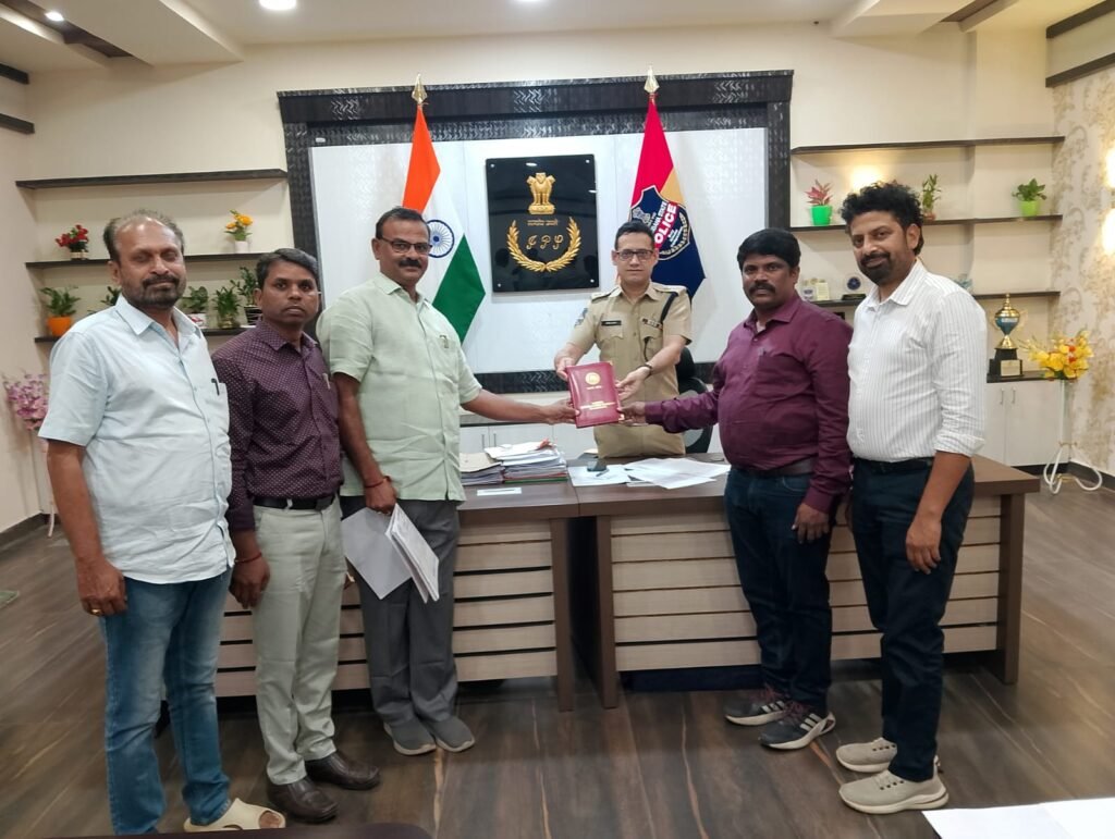 ఖమ్మం సిపి సునీల్ దత్ కు డైరీ అందజేసిన తెలంగాణ గెజిటెడ్ ఆఫీసర్స్ అసోసియేషన్      పాల్గొన్న జిల్లా అధ్యక్షుడు కొంగర వెంకటేశ్వరరావు కార్యదర్శి మోదుగు వేలాద్రి