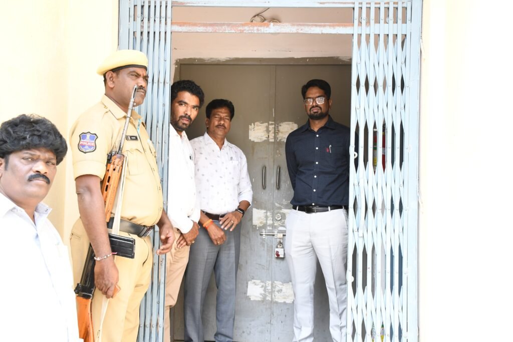 ఈవీఎంలు భద్రపరిచిన గోదాముకు కట్టుదిడ్డమైన భద్రత ఏర్పాట్లు*      *జిల్లా కలెక్టర్ ఆదర్శ సురభి వెల్లడి*