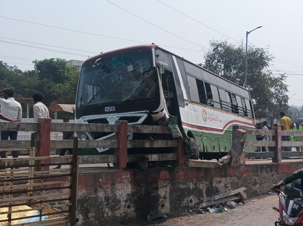 బస్సు టైర్ బ్లాస్ట్ కావడంతో ఫ్లైఓవర్ పై అదుపుతప్పి డివైడర్ కి ఢీ