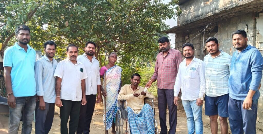 ఆర్థిక సహాయం అందించిన గ్రామస్తులు