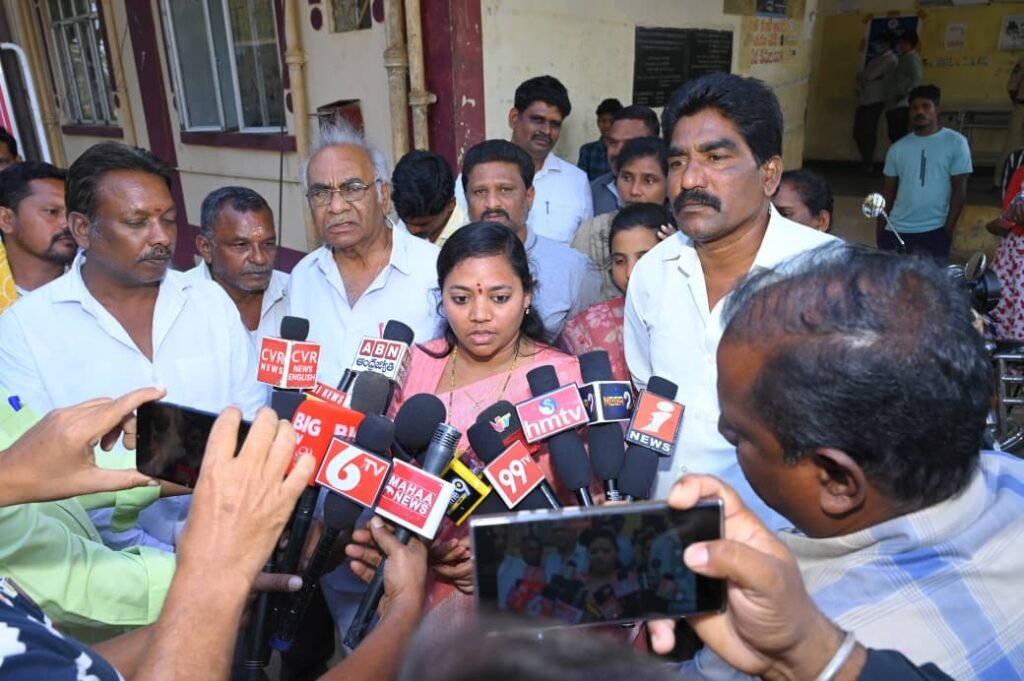 విద్యార్ధుల ఆరోగ్యంతో చెలగాటం సహించేది లేదు*     * *మెనూ పాటించకపోతే చర్యలు తప్పవు*  *   *విద్యార్ధులతో కలసి క్రింద కూర్చుని వివరాలు ఆడుతున్న ఎమ్మెల్యే*