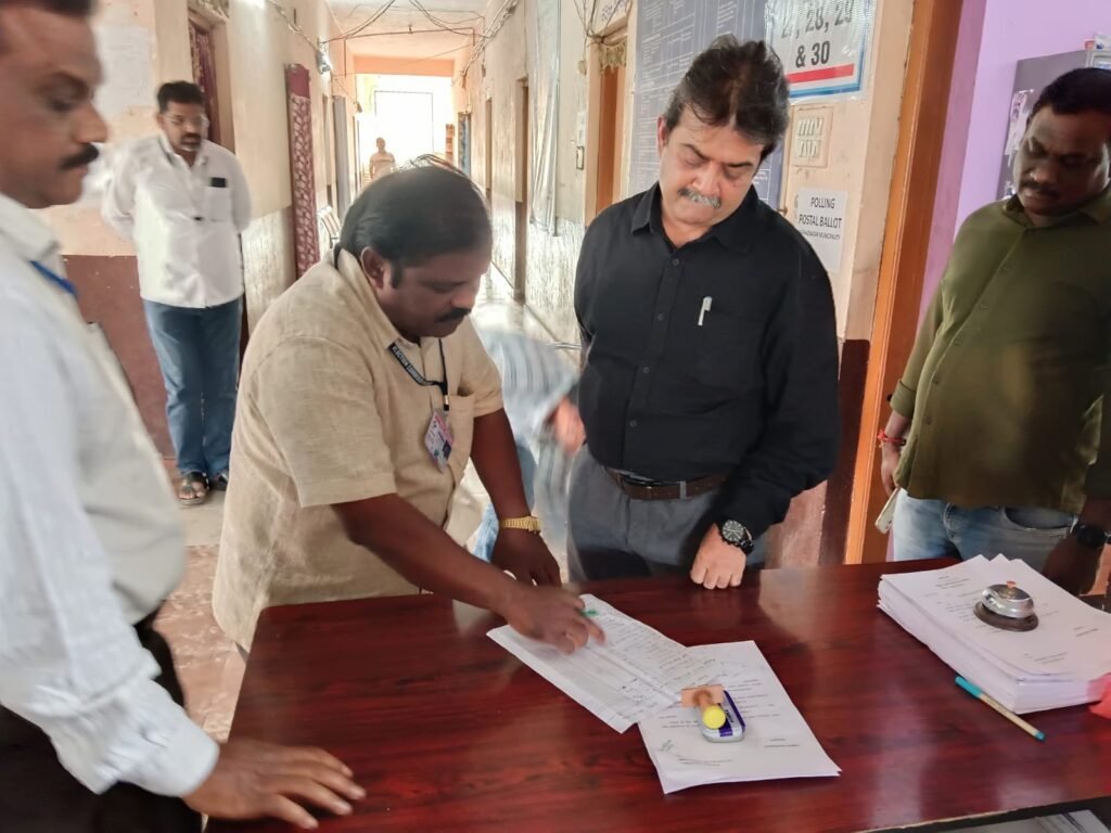 ఎన్నికల విధులు నిర్వహించే అధికారులు పోస్టల్ బ్యాలెట్ ద్వారా ఓటు హక్కు వినియోగించుకోవాలి