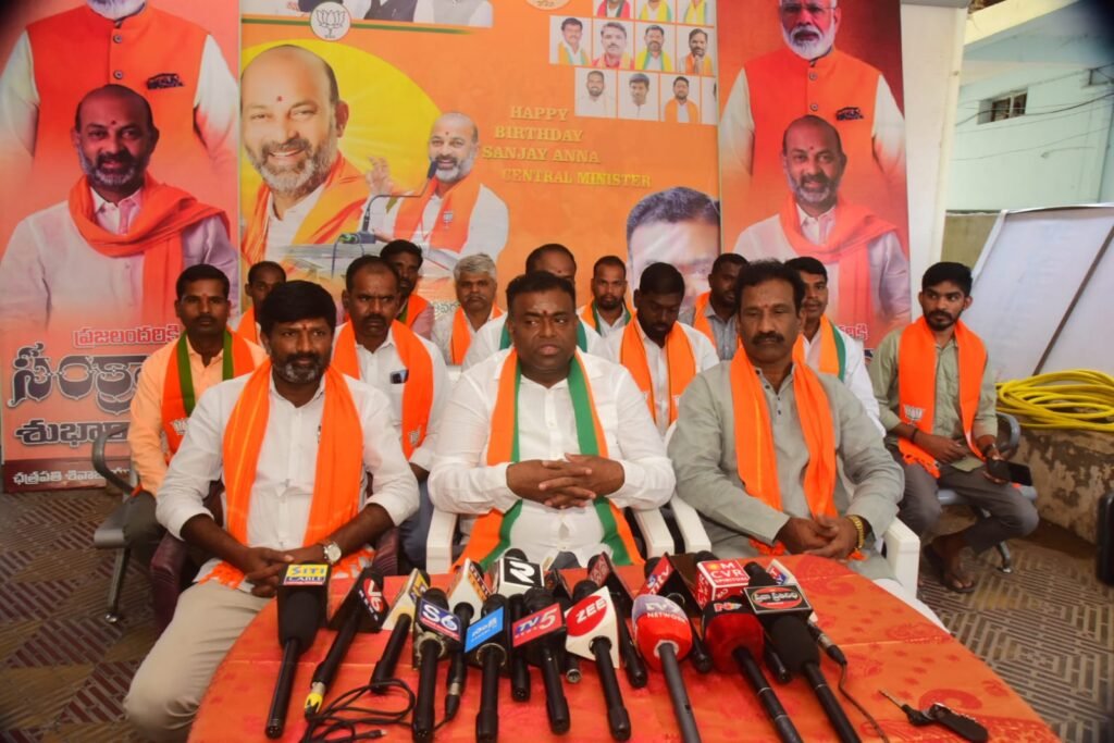 ప్రజలను మోసాగించాలని చూస్తున్న కాంగ్రెస్,బి.ఆర్.ఎస్*     ••కాగ్రెస్ ప్రభుత్వం లో పైసలు లేవు..బి.ఆర్.ఎస్ ఎం.ఎల్.ల కు పైసలు రావు అభివృద్ది ఎలా..?