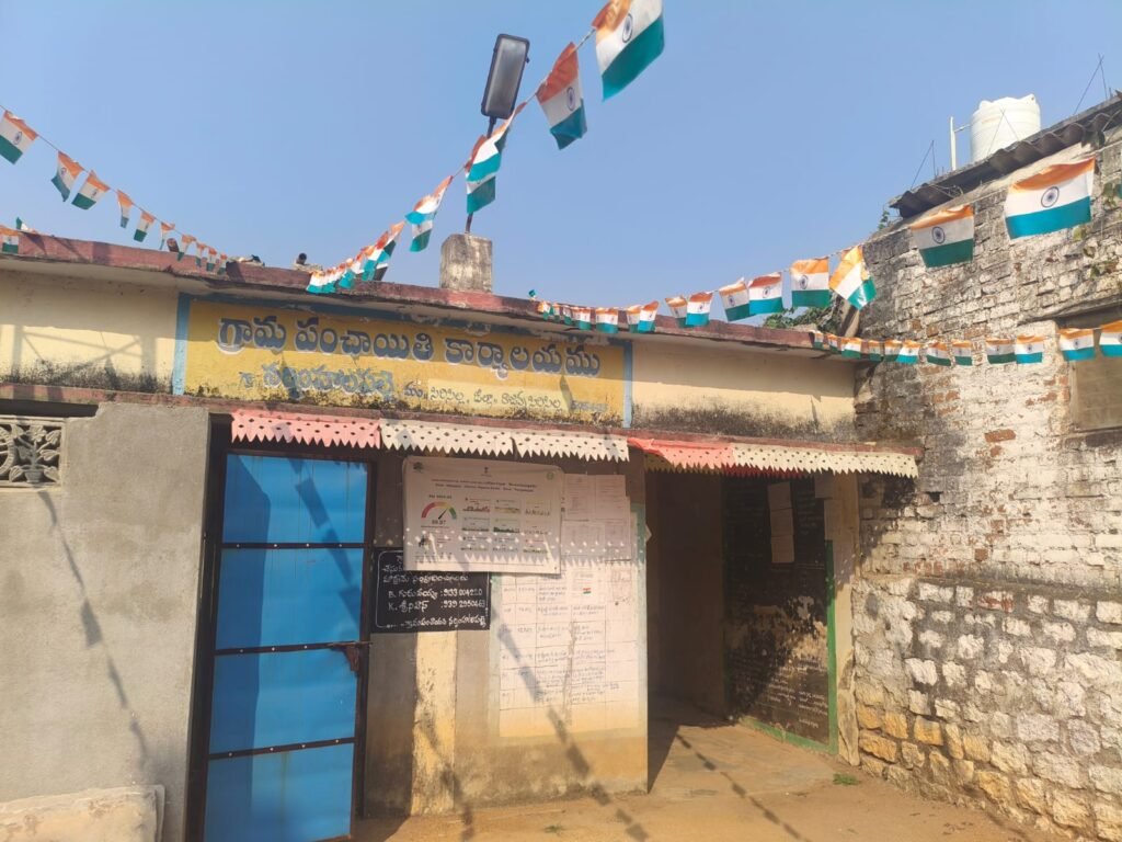 *పదవి ఒకరిది… పెత్తనం మరొకరి*  ••••నేనే సర్పంచ్ ని ఎవరికీ చెప్పుకుంటారో చెప్పుకోండి అంటూ సర్పంచ్ భర్త వెక్కిరి సమాధానం.  •••తేరా వెనుక ఉండి నడిపించాల్సింది పోయి తేరా ముందుకు వస్తున్న వైనం.  •••ఇలా బహిరంగంగా రాజ్యాంగ ఉల్లాంఘనకు పాల్పడిన ఘనుడు.  •••మహిళా సాధికారిత రిజర్వేషన్ లు కల్పించడం ఎందుకని ప్రజల ఆగ్రహం.  •••నర్సింహాపల్లి గ్రామ పంచాయతీ పరిస్థితి.