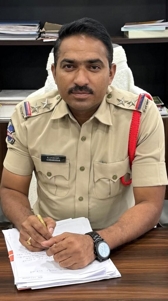 ఆదేశాలను అతిక్రమిస్తే చట్ట ప్రకారం చర్యలు తప్పవు:  మార్కుక్ ఎస్ ఐ   దామోదర్