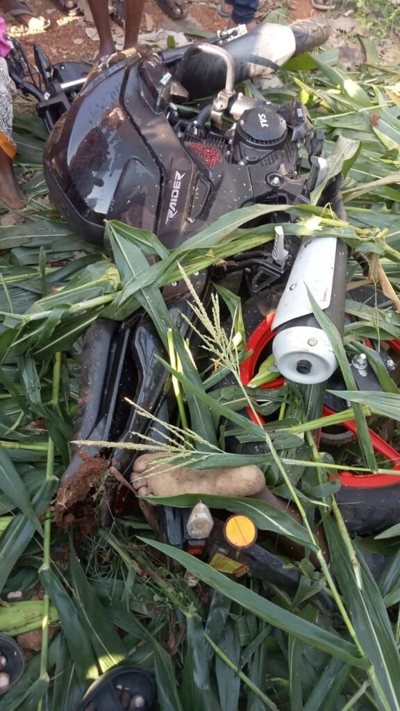 *రోడ్డు ప్రమాదంలో యువకుడి మృతి*     మాధవ నగర్ మలుపు వద్ద విషాదం.