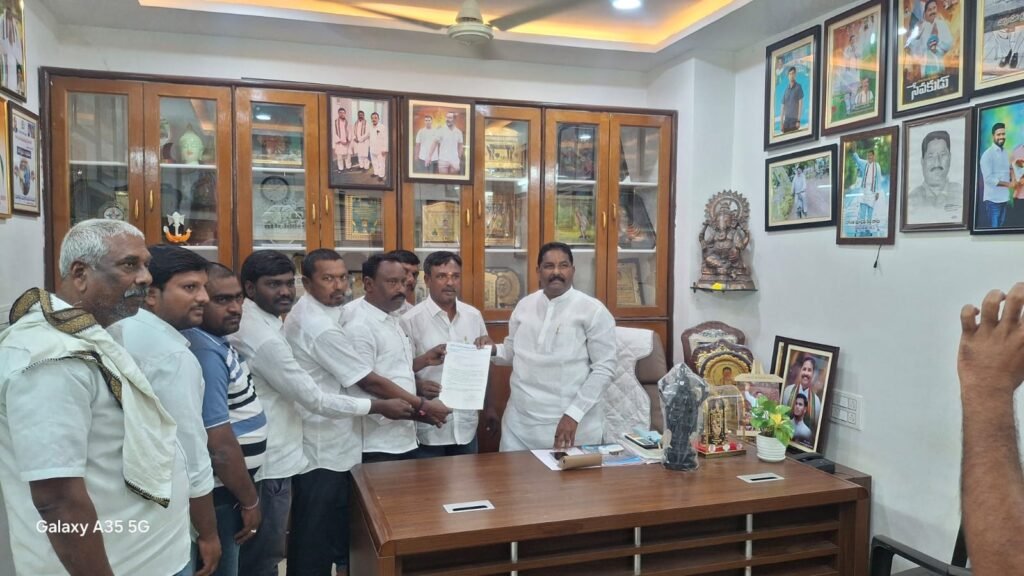 పాత ముగ్ధంపురం గ్రామాన్ని చెన్నారావుపేట మండలంలోనే కొనసాగించాలి*     ఎమ్మెల్యే దొంతి మాధవరెడ్డికి వినతి.        చెన్నారావుపేట మార్చి5 (ప్రజావాణి)