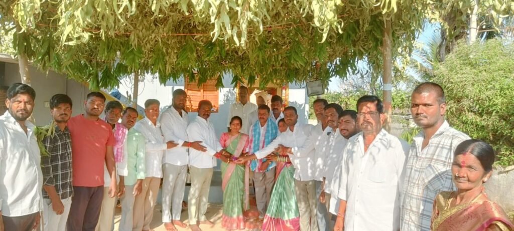 నవవధువు వివాహానికి పుస్తే మట్టెలు అందజేసిన మ్యాకల కనకయ్య ముదిరాజ్ 