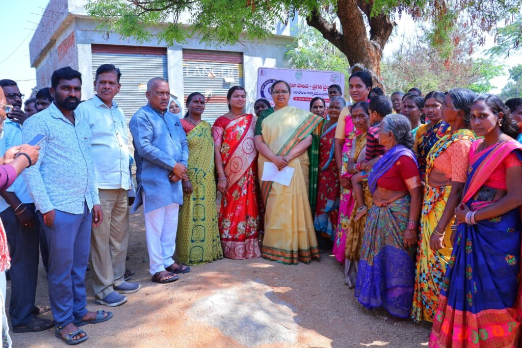 ప్రజాపాలన ప్రగతి ప్రణాళిక కార్యక్రమంలో నిర్వహిస్తున్న పారిశుద్ధ్య కార్యక్రమాలను జిల్లా కలెక్టర్ కె. హైమావతి క్షేత్రస్థాయిలో పరిశీలన..