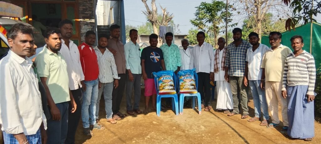 మృతుడి కుటుంబానికి సర్పంచ్ చేయూత*      50 కిలోల బియ్యం పంపిణీ.