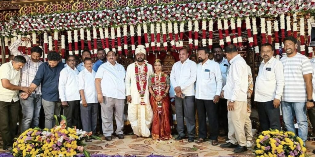 నూతన వధూవరులను ఆశీర్వదించి శుభాకాంక్షలు తెలిపిన మాజీ ఎమ్మెల్యే వొడితల సతీష్ కుమార్