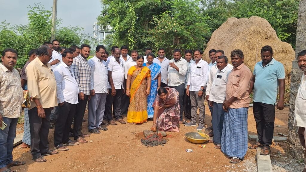 సీసీ రోడ్డు పనులను ప్రారంభించిన సర్పంచ్*