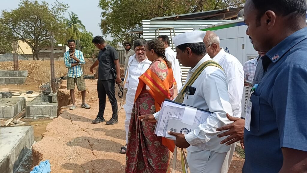 హుస్నాబాద్ లో నిర్మితమవుతున్న 250 పడకల ఆసుపత్రి నిర్మాణ పనులను జిల్లా కలెక్టర్ తో కలిసి పరిశీలించిన మంత్రి పొన్నం ప్రభాకర్..