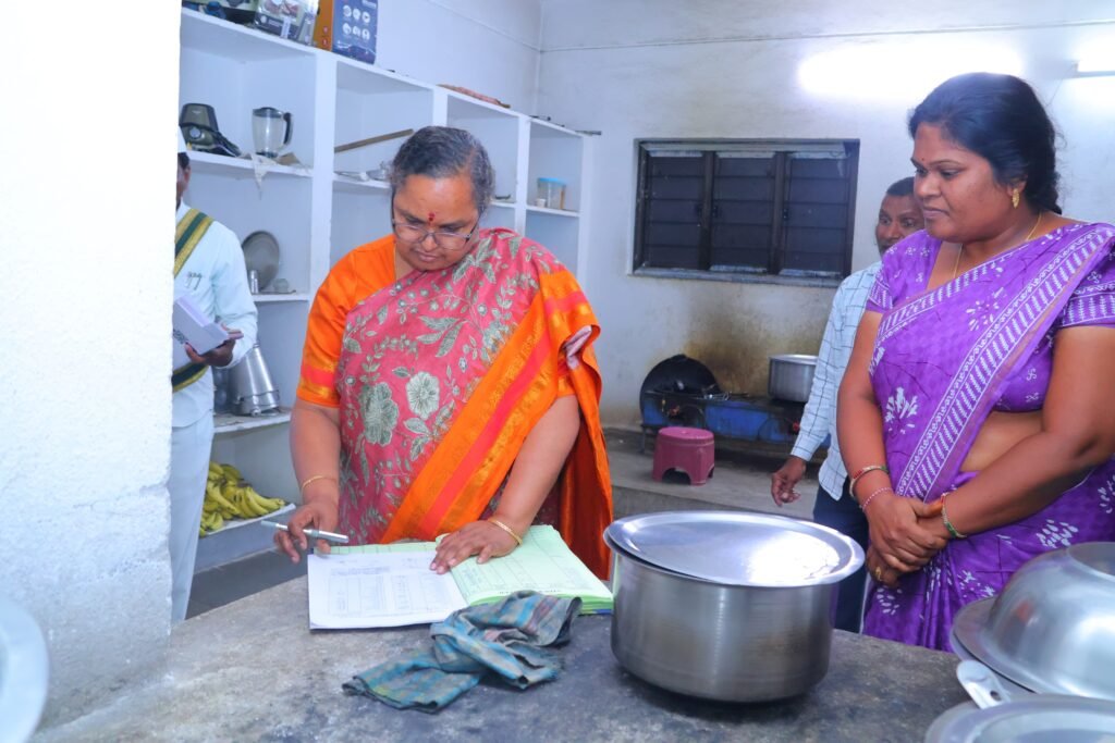 కొహెడ మండలంలోని బాలుర గురుకుల పాఠశాల జూనియర్ కళాశాల లో రాత్రి భోజన ప్రక్రియను జిల్లా కలెక్టర్ కె. హైమావతి ఆకస్మికంగా తనిఖీ..
