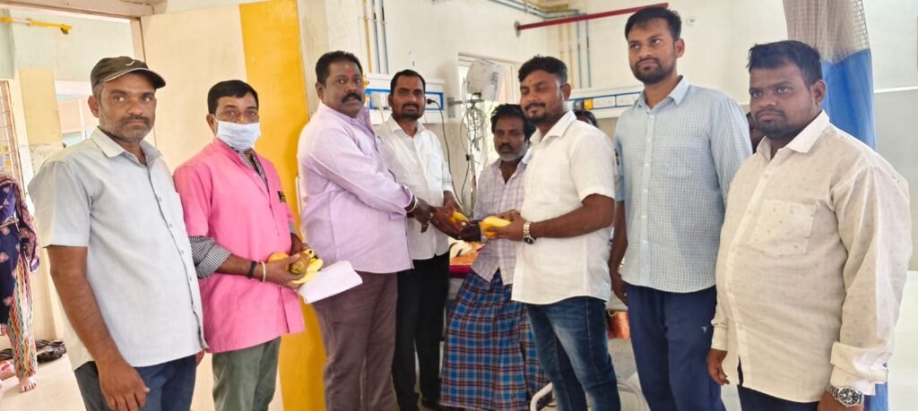 ప్రభుత్వ దవాఖానలో బ్రెడ్ పండ్లు పంపిణీ.ఘనంగా టి వై ఆర్ ఫౌండేషన్ చైర్మన్ టి రాజు జన్మదిన వేడుకలు.