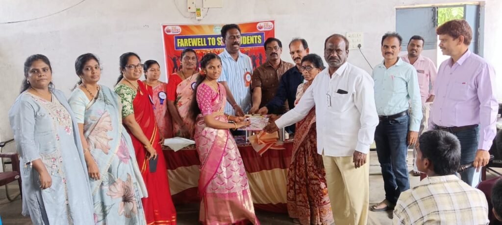 పదో తరగతి విద్యార్థులకు పరీక్షల సామాగ్రి అందజేసిన సర్పంచ్ దంపతులు