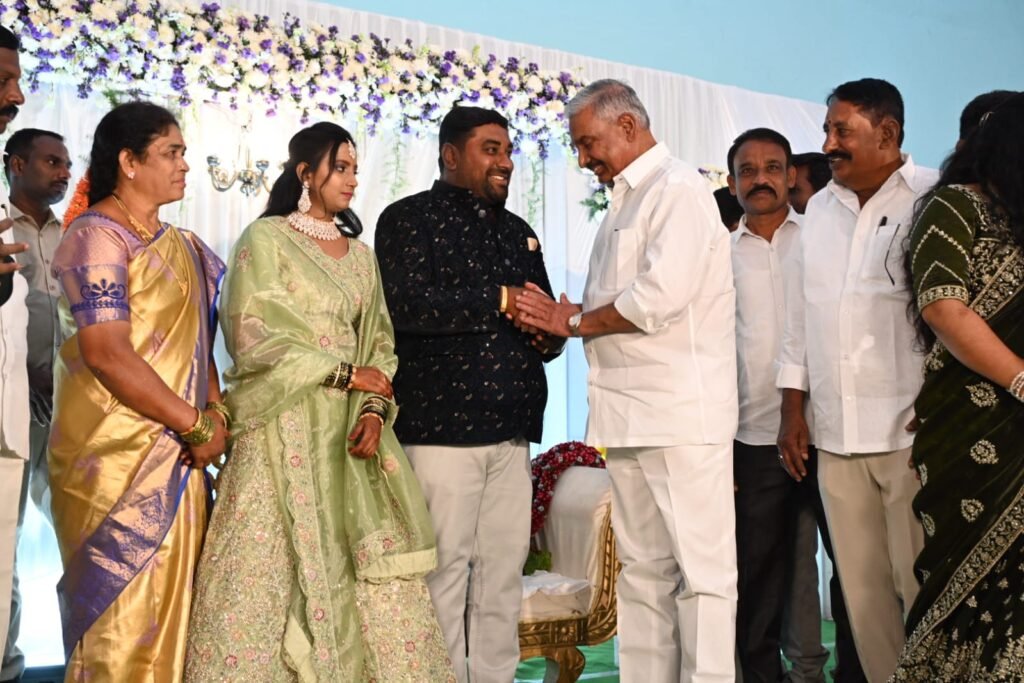 పలు వివాహ శుభకార్యక్రమాల్లో పాల్గొన్న మాజీ మంత్రి, ఎమ్మెల్యే పెద్దిరెడ్డి రామచంద్రారెడ్డి