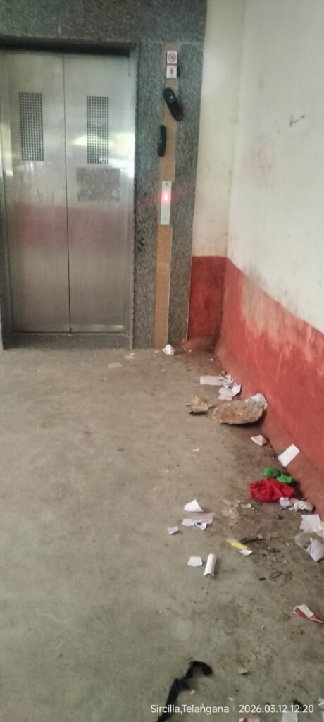 లిఫ్ట్ దగ్గర చెత్త – కలెక్టర్ కార్యాలయంలోనే పరిశుభ్రత గల్లంతా?  ప్రజావాణి / రాజన్న సిరిసిల్ల