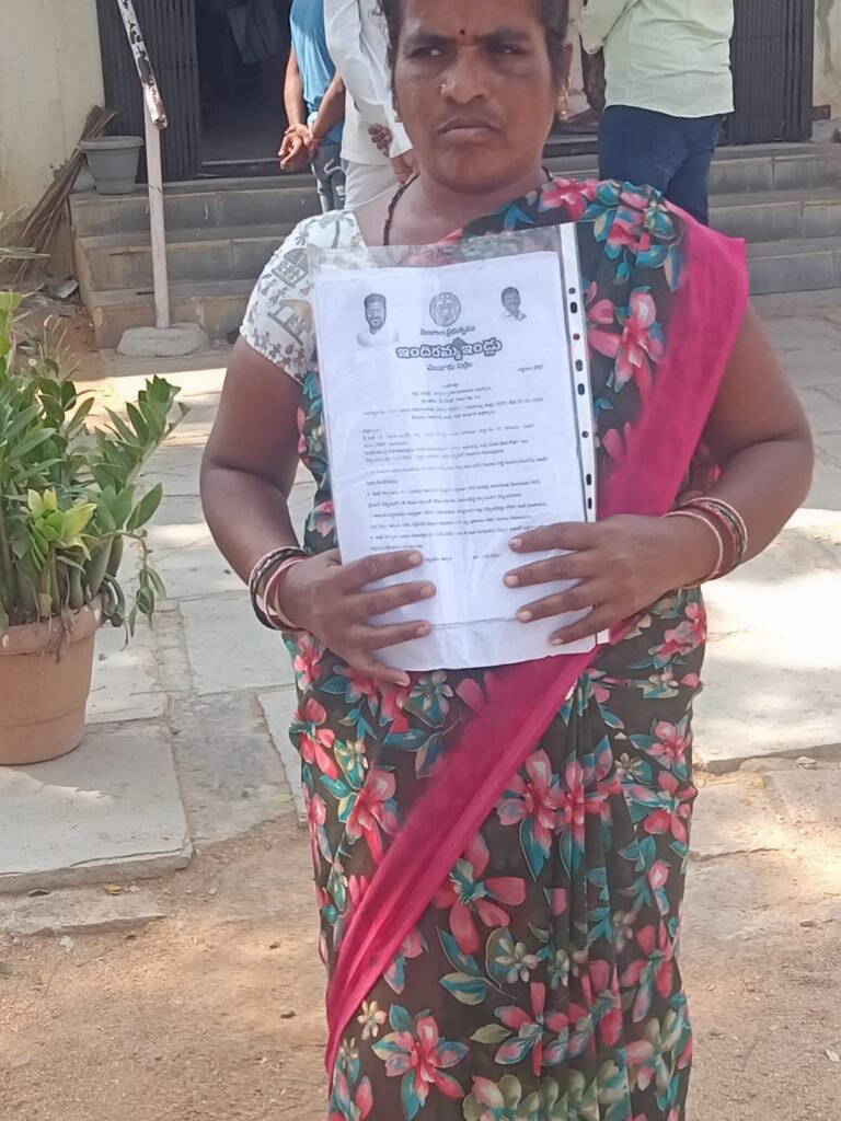 ఇందిరమ్మ ఇంటి నిర్మాణం అడ్డం – కుటుంబానికి బెదిరింపులు