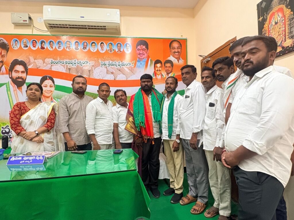 వ్యవసాయ మార్కెట్ సాధారణ సమావేశంలో పాల్గొన్న మున్సిపల్ చైర్మన్ మొలుగు ప్రశాంత్ కుమార్ (దిలీప్)     ఘనంగా సన్మానించిన వ్యవసాయ మార్కెట్ చైర్మన్ పల్లూరి స్వప్న సదానందంవైస్ చైర్మన్ సతీష్ రెడ్డి