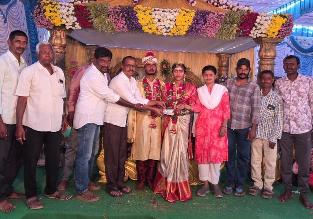 ఎన్నికల హామీని అమలు చేసిన సర్పంచ్ పీచు సత్యనారాయణ రెడ్డి     ప్రతి ఆడబిడ్డ వివాహానికి రూ.5,116 అందజేస్తానని హామీ
