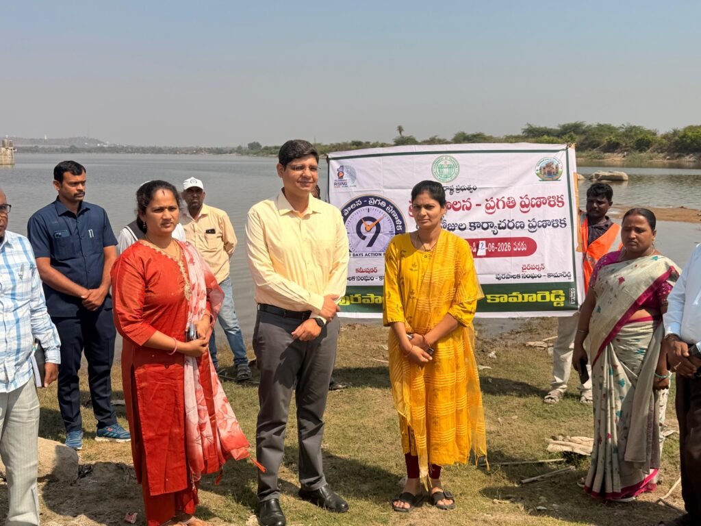 టెక్రియాల్ చెరువు వద్ద పారిశుద్ధ్య పనులలో పాల్గొన్న మున్సిపల్ చైర్‌పర్సన్ ఇప్ప ఉమారాణి శ్రీనివాస్*