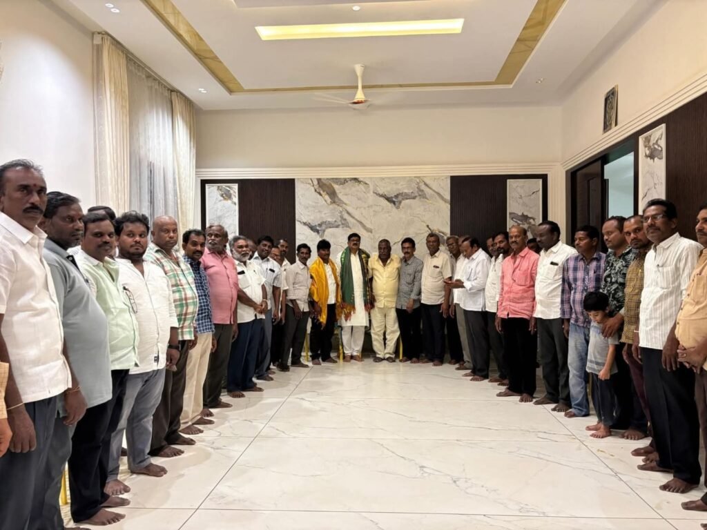 బద్వేలు టౌన్ ఆర్య వైశ్య సంఘం నాయకులు కడప జిల్లా డీసీసీ బ్యాంకు చైర్మన్ మంచూరు సూర్యనారాయణ రెడ్డి గారిని మర్యాదపూర్వకంగా కలిశారు కలిశారు