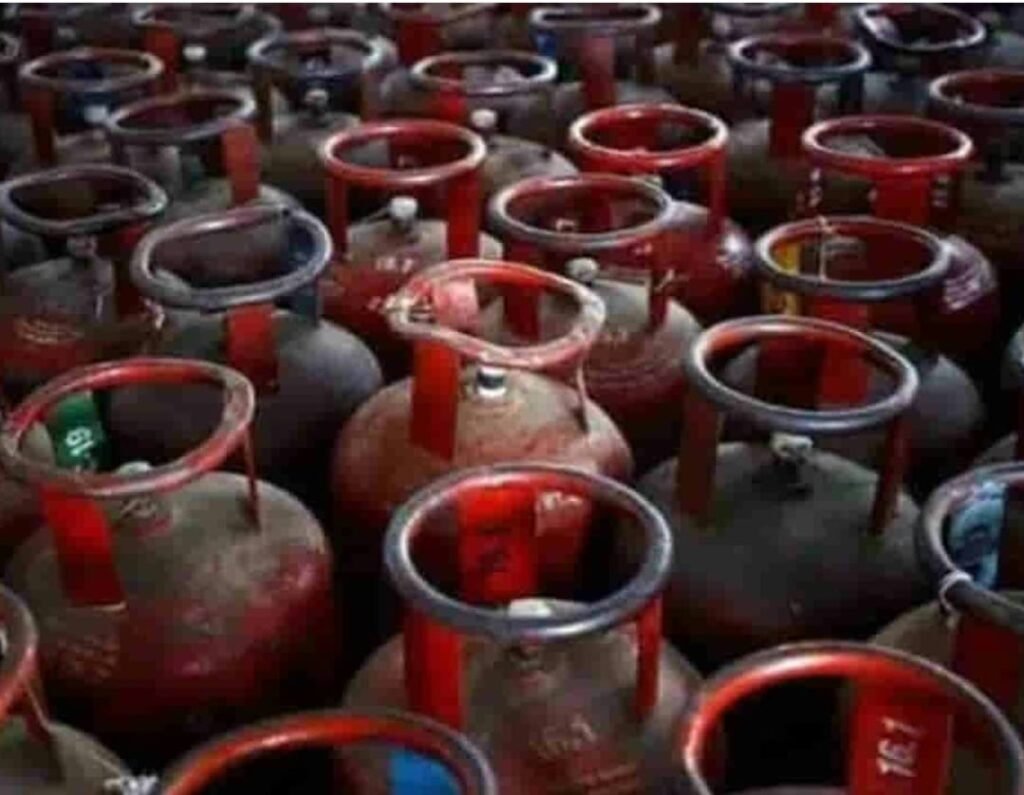 సంక్షేమ హాస్టల్లో హాస్పిటల్స్ కు వినియోగదారులకు గ్యాస్ కొరత లేదంటూ ప్రకటనలు      మధిర నియోజకవర్గం మధిర పట్టణంలో ఓ గ్యాస్ ఏజెన్సీ సరఫరాకు దోబూచులాట..