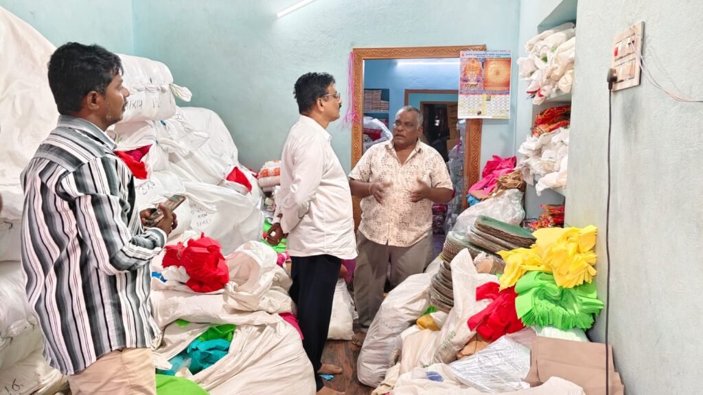 బద్వేల్ కమీషనర్ గారి ఆధ్వర్యంలో పట్టణంలో ప్లాస్టిక్ వినియోగంపై రైడింగ్