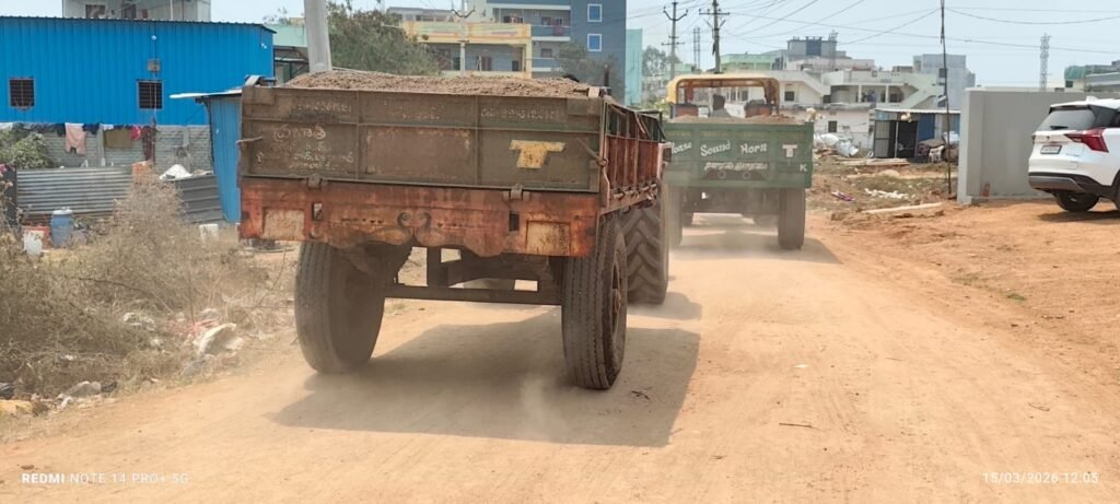 – అక్రమంగా పట్ట పగలు&nbsp; ఇసుక మాఫియ<br><br>– చందనవల్లి గ్రామం నుండి దామరపల్లి లింగారెడ్డిగూడెం వరకు తరలిస్తున్నారు<br>– ఒక్క ఇసుక ట్రాక్టర్ 5,000 నుండి 5500 వరకు బేరాల