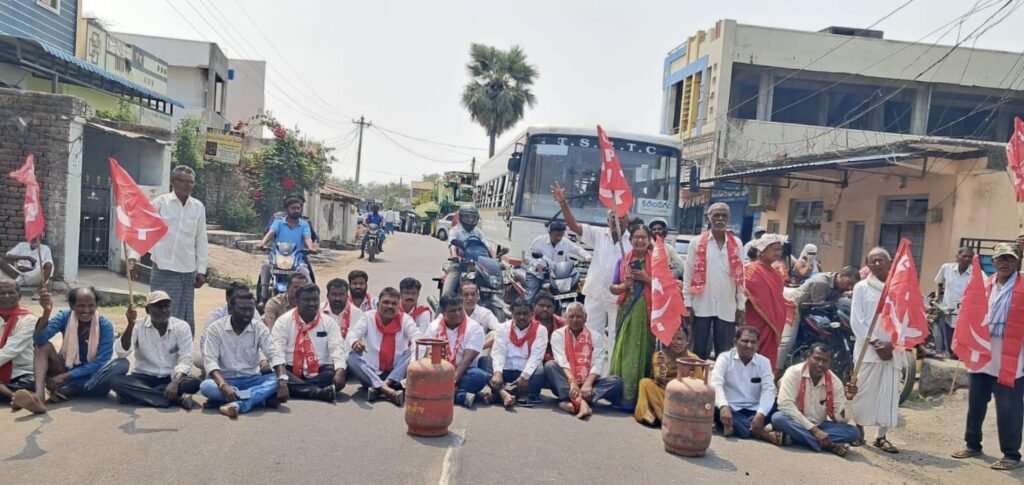 చిగురుమామిడి లో గ్యాస్ సిలిండర్ ధరలు తగ్గించాలని సీపీఐ ధర్నా, రాస్తారోకో