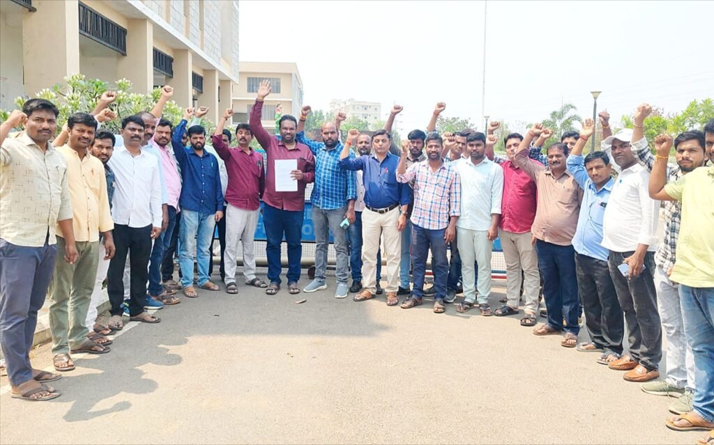 పెండింగ్ ఫీజుల విడుదలకు టిఎల్ఎఫ్ వినతి పత్రం  బకాయిలు చెల్లించకపోతే ‘చాక్ డౌన్’ హెచ్చరిక