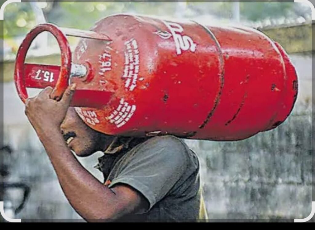 తెలంగాణ రాష్ట్రంలో ఓ జిల్లాలో గ్యాస్ సరఫరాలో కొనసాగుతున్న అక్రమ దందా..?     *అక్షరంపై విషం కక్కుతున్న… మరో నకిలీ అక్షరం..!