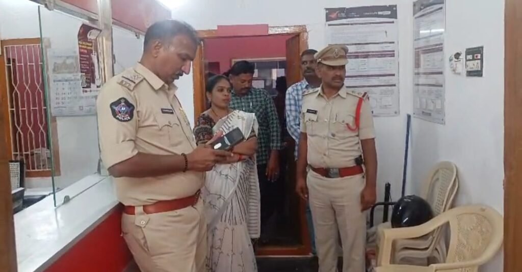 తపాలా కార్యాలయంలో చోరీ, నగదు గల్లంతు* 