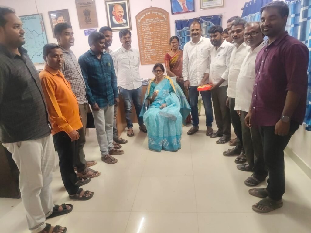 డిప్యూటి తహసీల్దార్ స్వరూపరాణికి తహసిల్దార్‌గా పదోన్నతి