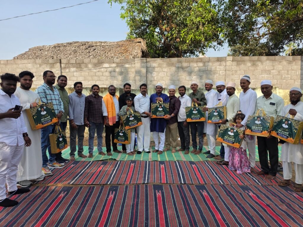 గుల్లకోటలో  ‘రంజాన్ తోఫా’ పంపిణీ చేసిన సర్పంచ్ మల్లేష్ గౌడ్