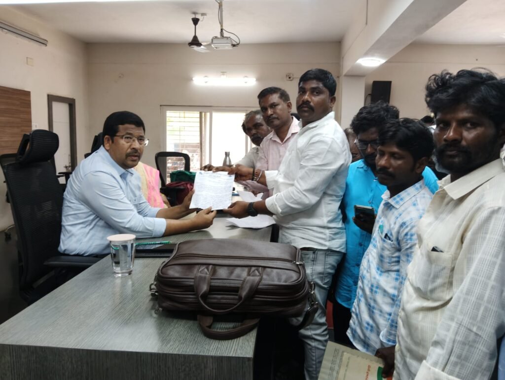 ఇటుకలపాడు సర్వేనెంబర్ 458 ప్రభుత్వ భూమిని ఆన్లైన్ రిజిస్ట్రేషన్ చేసిన వీఆర్వో తాసిల్దార్ పై విచారించాలి*