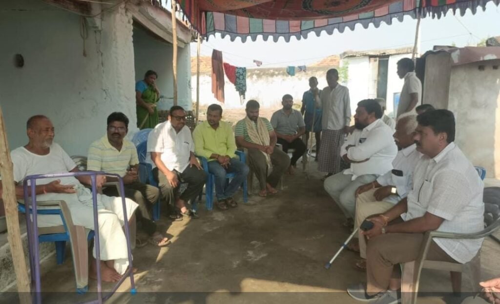 మృతుల కుటుంబాలను పరామర్శించిన మాజీ ఎమ్మెల్యే.