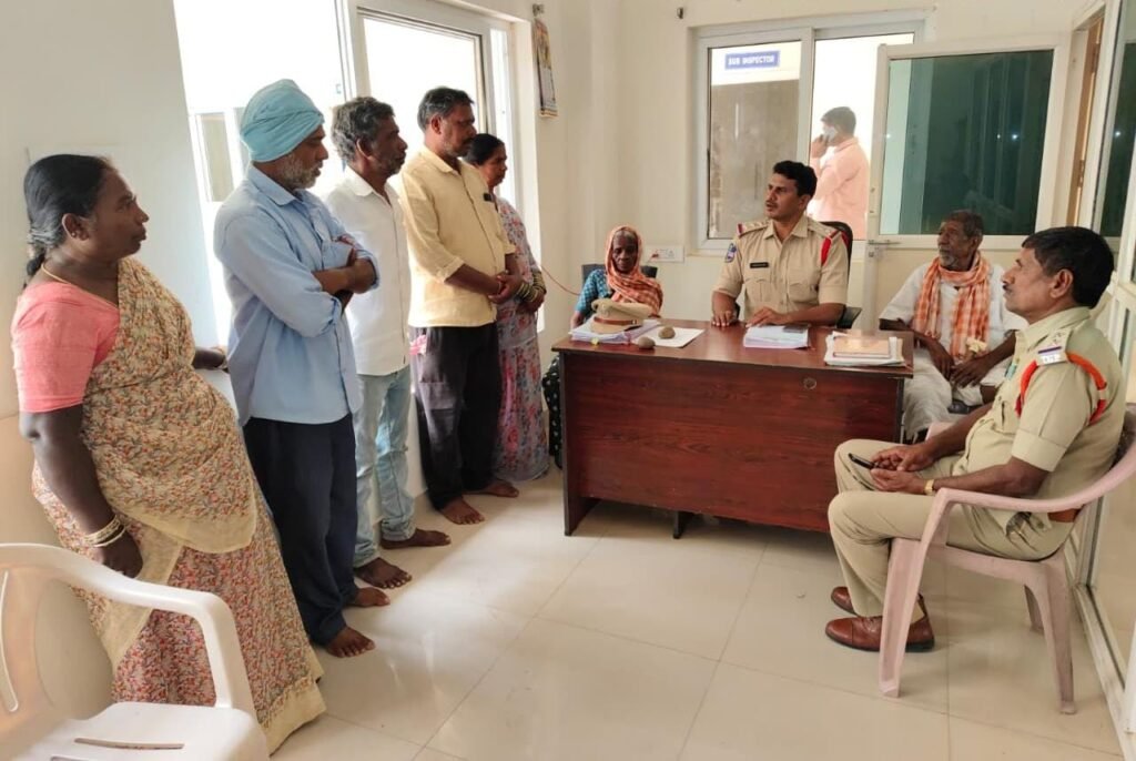 వృద్ద తల్లిదండ్రులను సరిగా చూసుకోని కొడుకులకు కౌన్సిలింగ్..