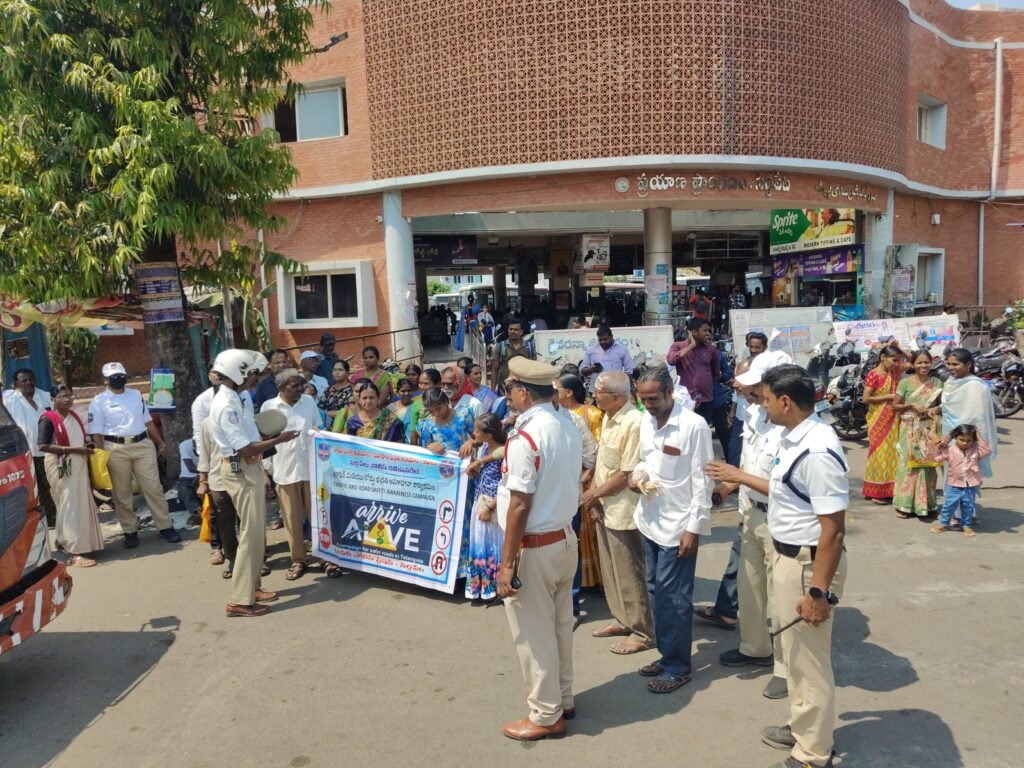 రోడ్డు ప్రమాదాల నివారణే లక్ష్యంగా చేపట్టిన ‘అరైవ్-అలైవ్’ రోడ్డు భద్రతా కార్యక్రమం..