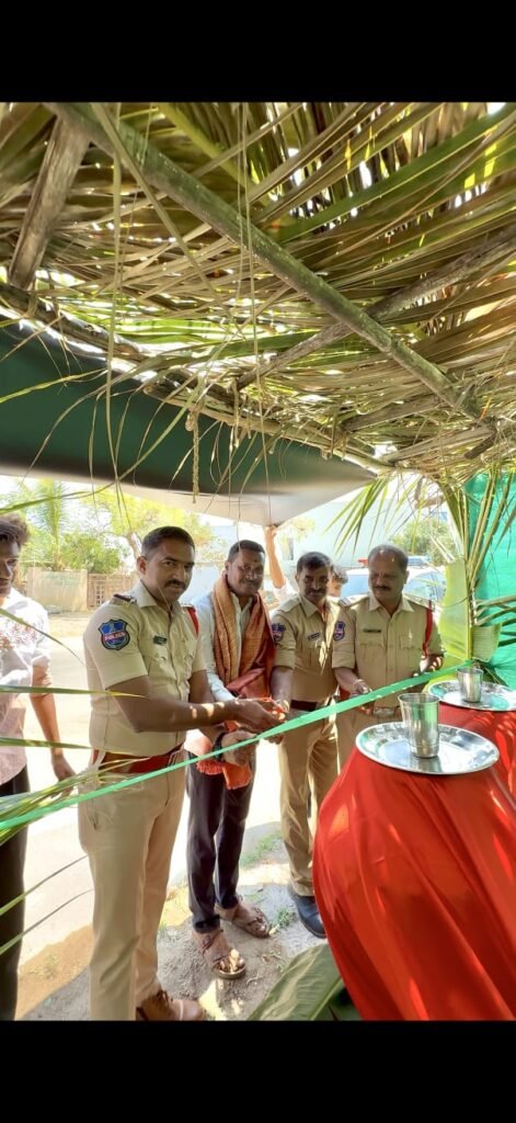 సేవా ఫౌండేషన్ చైర్మన్ బాలకృష్ణ గౌడ్ ఏర్పాటు చేసిన చలివేంద్రాన్ని ప్రారంభించిన ఎస్ఐ దామోదర్…