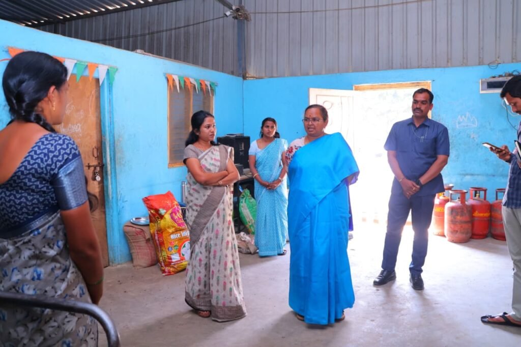 దౌల్తాబాద్ మండలం శేరిపల్లి బంధారం గ్రామంలోని మహాత్మ జ్యోతి భూ పూలే బిసి బాలికల గురుకుల పాఠశాల జూనియర్ కళాశాలను జిల్లా కలెక్టర్ కె హైమావతి ఆకస్మిక తనకి..