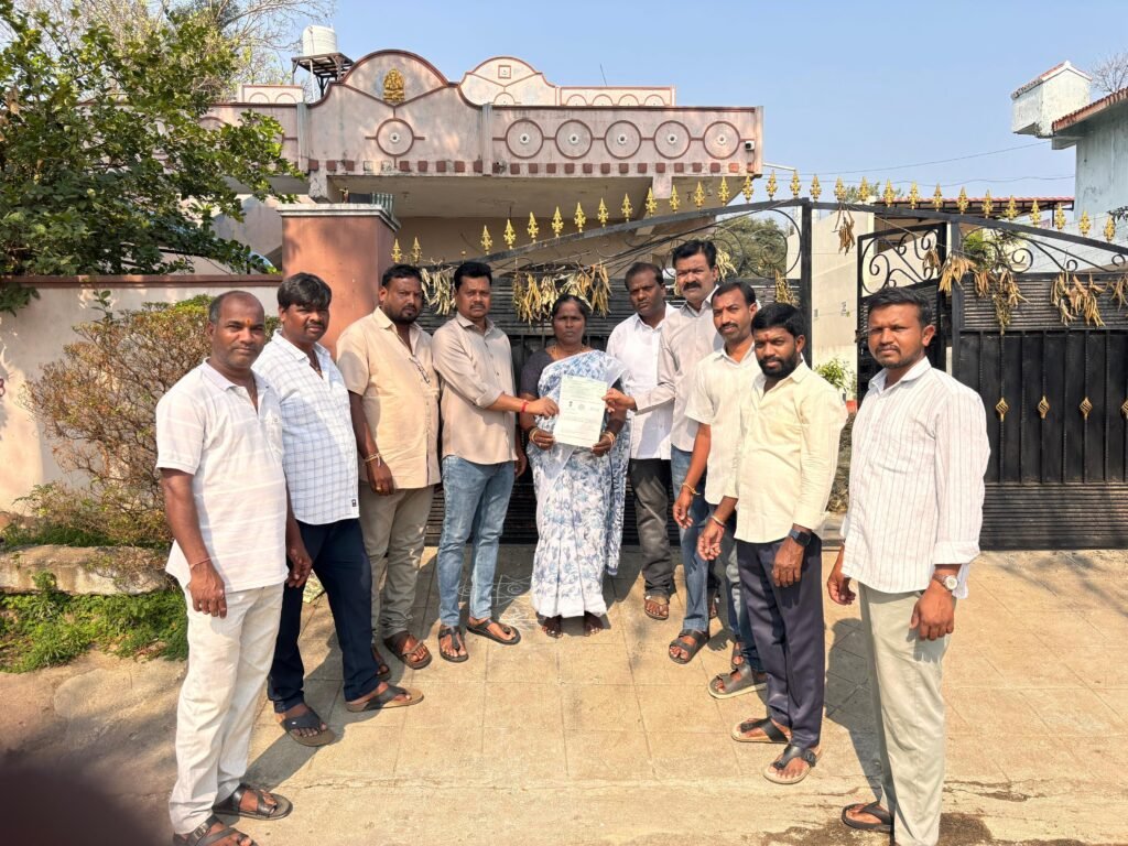 దప్పు బాలమని కి  ముఖ్యమంత్రి సహాయనిధి చెక్కు అందచేసిన సీనియర్ నాయకులు తిర్మల్ రెడ్డి