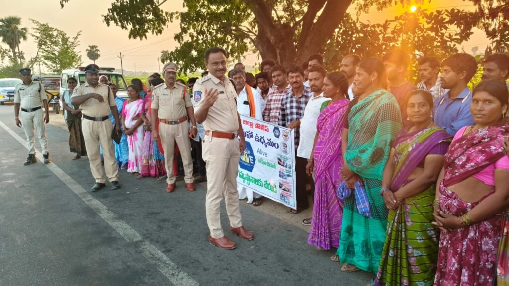 *రోడ్డు భద్రతా నియమాలు పాటించాలి: కోదాడ డివిజన్ డిఎస్పీ శ్రీనివాస్ రెడ్డి