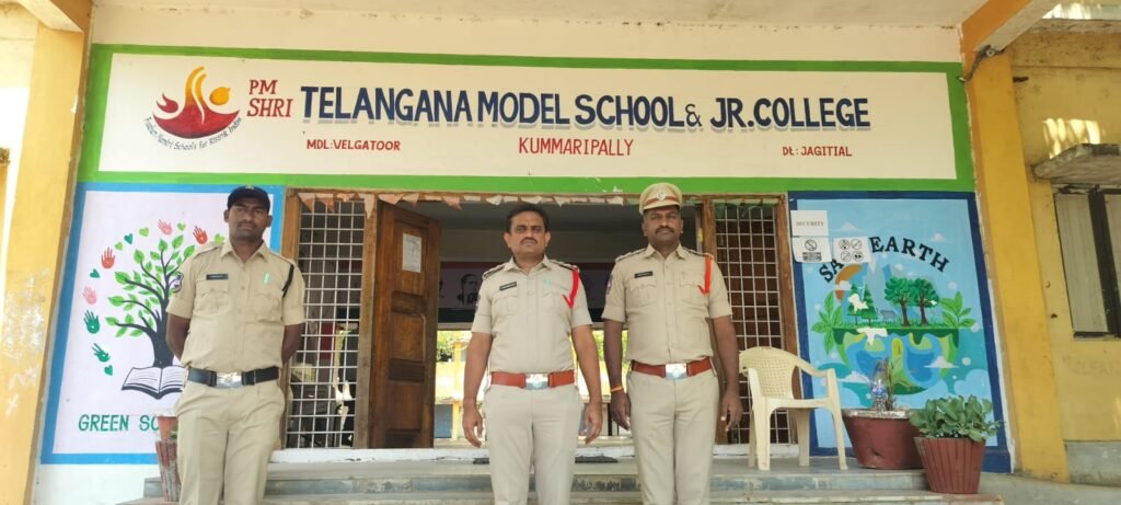 పరీక్షా కేంద్రాన్ని తనిఖీ చేసిన ధర్మపురి సిఐ