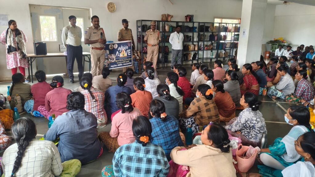 అరైవ్ అలైవ్’ కార్యక్రమంలో మార్కుక్ ఎస్ ఐ  దామోదర్ సూచనలు..కార్మికులకు రోడ్డు భద్రతపై అవగాహన.క్షేమంగా గమ్యస్థానాలకు చేరండి..