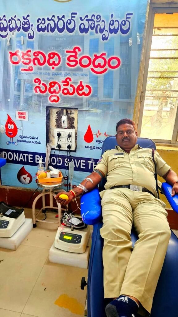 మానవతా దృక్పథంతో సిద్దిపేట వన్ టౌన్ పోలీస్ స్టేషన్‌కు చెందిన కానిస్టేబుల్ చంద్ర శేఖర్, ఒక ప్రాణాన్ని కాపాడి ఆదర్శంగా నిలిచారు..