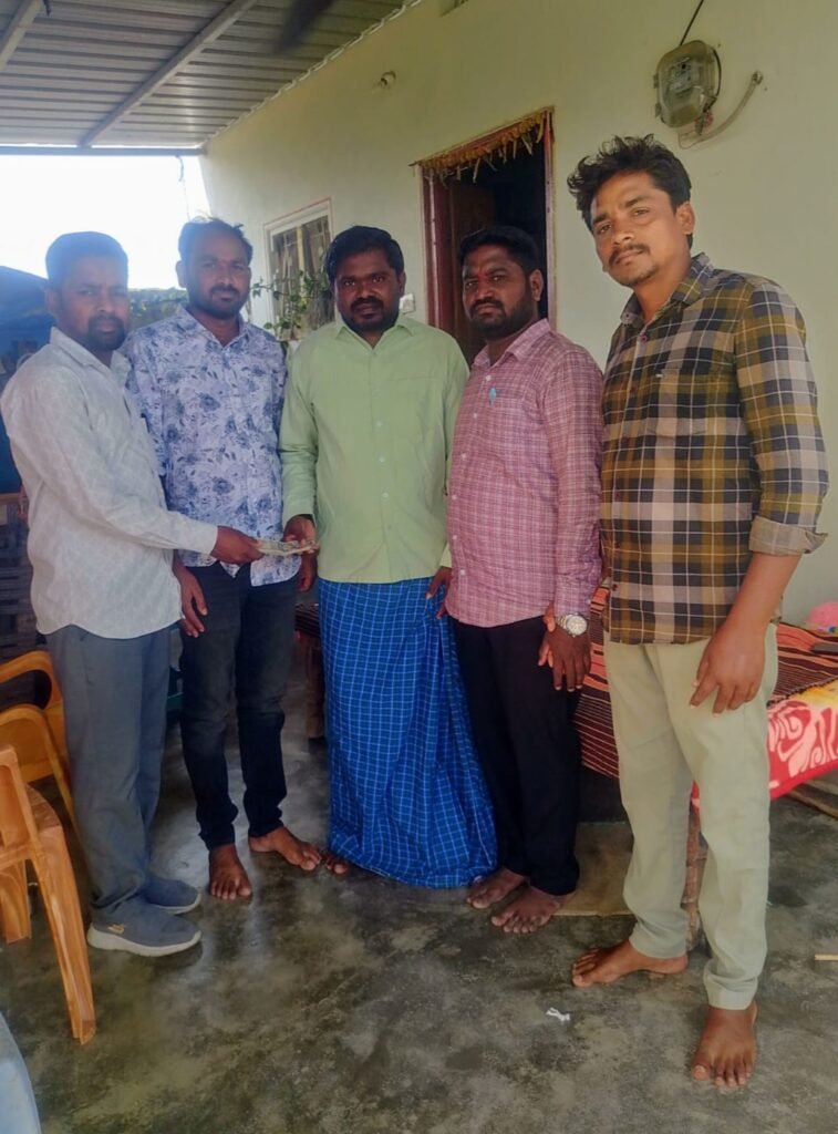 అనారోగ్యంతో బాధపడుతున్న మిత్రునికి పూర్వ విద్యార్థుల అండ