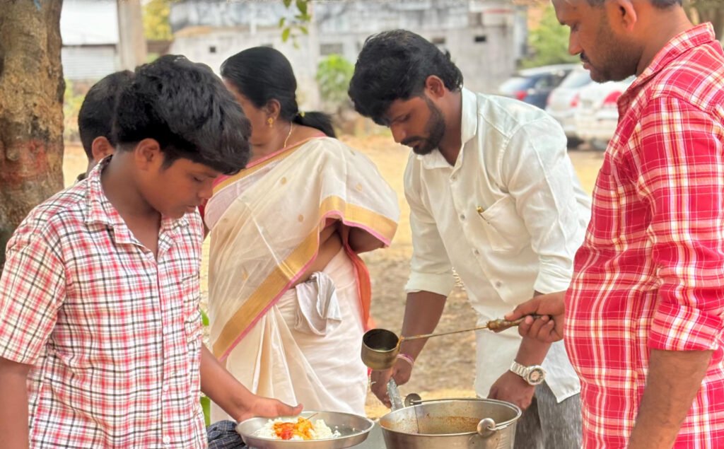 పిల్లల ఆకలి తీర్చిన వార్డు సభ్యుడు