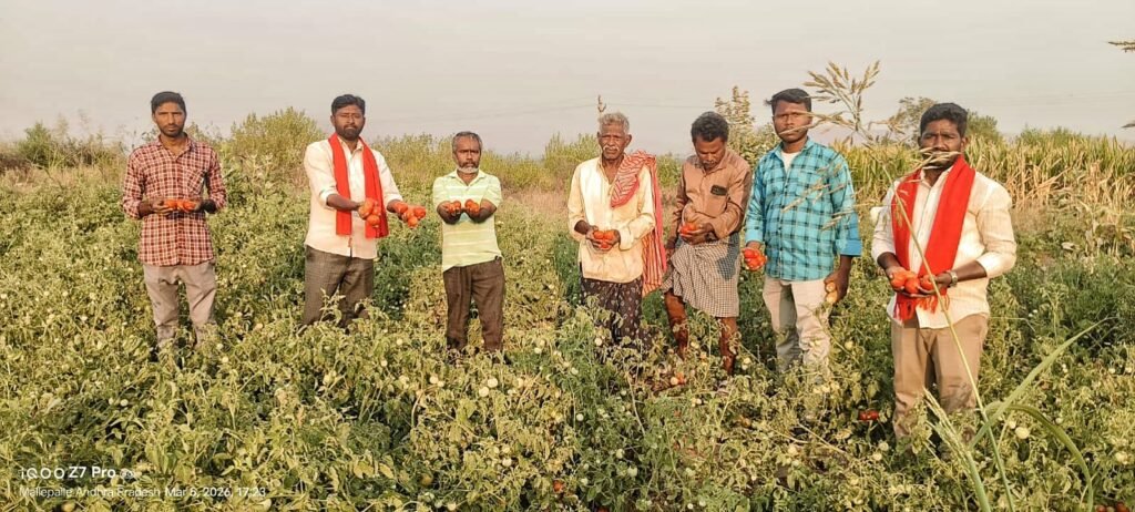 ప్రభుత్వము ప్రజాప్రతినిధులు కంపెనీ పక్షం కాకుండ పేదలపక్షంనిలబడండి